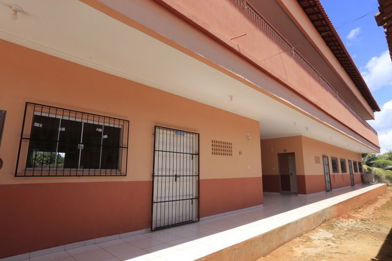 O governador do Estado, Helder Barbalho, comprometeu-se, nesta quinta-feira (11), a ampliar o número de vagas de nível superior em todas as regiões do Pará, durante a inauguração de um bloco de laboratórios da Universidade do Estado do Pará (Uepa) em Altamira, na região do Xingu. O chefe do Executivo estadual, que está na região por conta da "Caravana por Todo o Pará" - iniciativa inédita que leva uma comitiva formada por secretários de Estado, deputados e gestores de órgãos estaduais às regiões do Xingu e Tapajós -, disse, durante a solenidade, que a impossibilidade de construir espaços físicos por falta de recursos públicos, o que acontece muitas vezes, não pode ser um impeditivo à oferta da educação. Para ele, é preciso avançar com tecnologias que permitam, por exemplo, a implantação de cursos à distância e totalmente digitais nas diferentes regiões. "Precisamos aprender as lições que deram certo na iniciativa privada e essa, certamente, é uma delas", declarou. <div class='credito_fotos'>Foto: Marcelo Seabra / Ag. Pará   |   <a href='/midias/2019/originais/2896_20190710141118__mg_9411.jpg' download><i class='fa-solid fa-download'></i> Download</a></div>