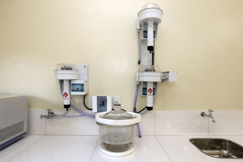 O governador do Estado, Helder Barbalho, comprometeu-se, nesta quinta-feira (11), a ampliar o número de vagas de nível superior em todas as regiões do Pará, durante a inauguração de um bloco de laboratórios da Universidade do Estado do Pará (Uepa) em Altamira, na região do Xingu. O chefe do Executivo estadual, que está na região por conta da "Caravana por Todo o Pará" - iniciativa inédita que leva uma comitiva formada por secretários de Estado, deputados e gestores de órgãos estaduais às regiões do Xingu e Tapajós -, disse, durante a solenidade, que a impossibilidade de construir espaços físicos por falta de recursos públicos, o que acontece muitas vezes, não pode ser um impeditivo à oferta da educação. Para ele, é preciso avançar com tecnologias que permitam, por exemplo, a implantação de cursos à distância e totalmente digitais nas diferentes regiões. "Precisamos aprender as lições que deram certo na iniciativa privada e essa, certamente, é uma delas", declarou. <div class='credito_fotos'>Foto: Marcelo Seabra / Ag. Pará   |   <a href='/midias/2019/originais/2896_20190710141810__mg_9421.jpg' download><i class='fa-solid fa-download'></i> Download</a></div>