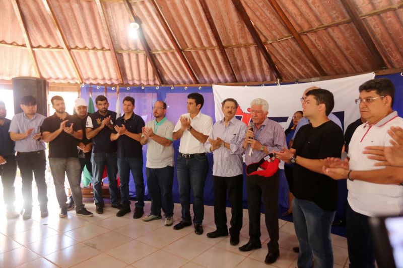 O governador do Estado, Helder Barbalho, comprometeu-se, nesta quinta-feira (11), a ampliar o número de vagas de nível superior em todas as regiões do Pará, durante a inauguração de um bloco de laboratórios da Universidade do Estado do Pará (Uepa) em Altamira, na região do Xingu. O chefe do Executivo estadual, que está na região por conta da "Caravana por Todo o Pará" - iniciativa inédita que leva uma comitiva formada por secretários de Estado, deputados e gestores de órgãos estaduais às regiões do Xingu e Tapajós -, disse, durante a solenidade, que a impossibilidade de construir espaços físicos por falta de recursos públicos, o que acontece muitas vezes, não pode ser um impeditivo à oferta da educação. Para ele, é preciso avançar com tecnologias que permitam, por exemplo, a implantação de cursos à distância e totalmente digitais nas diferentes regiões. "Precisamos aprender as lições que deram certo na iniciativa privada e essa, certamente, é uma delas", declarou. <div class='credito_fotos'>Foto: Alex Ribeiro / Ag. Pará   |   <a href='/midias/2019/originais/2896_20190711093041_img_4816.jpg' download><i class='fa-solid fa-download'></i> Download</a></div>