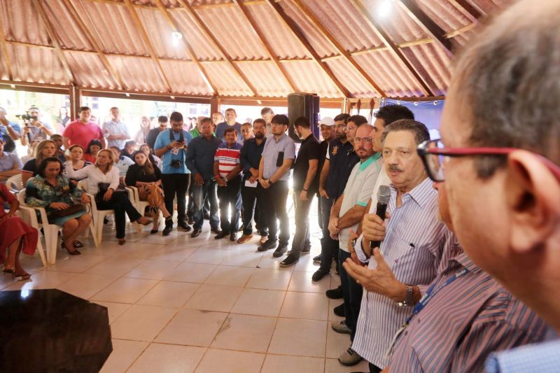 O governador do Estado, Helder Barbalho, comprometeu-se, nesta quinta-feira (11), a ampliar o número de vagas de nível superior em todas as regiões do Pará, durante a inauguração de um bloco de laboratórios da Universidade do Estado do Pará (Uepa) em Altamira, na região do Xingu. O chefe do Executivo estadual, que está na região por conta da "Caravana por Todo o Pará" - iniciativa inédita que leva uma comitiva formada por secretários de Estado, deputados e gestores de órgãos estaduais às regiões do Xingu e Tapajós -, disse, durante a solenidade, que a impossibilidade de construir espaços físicos por falta de recursos públicos, o que acontece muitas vezes, não pode ser um impeditivo à oferta da educação. Para ele, é preciso avançar com tecnologias que permitam, por exemplo, a implantação de cursos à distância e totalmente digitais nas diferentes regiões. "Precisamos aprender as lições que deram certo na iniciativa privada e essa, certamente, é uma delas", declarou. <div class='credito_fotos'>Foto: Alex Ribeiro / Ag. Pará   |   <a href='/midias/2019/originais/2896_20190711093251_img_4837.jpg' download><i class='fa-solid fa-download'></i> Download</a></div>