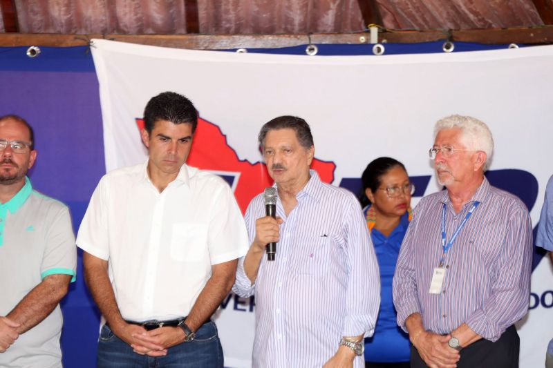 O governador do Estado, Helder Barbalho, comprometeu-se, nesta quinta-feira (11), a ampliar o número de vagas de nível superior em todas as regiões do Pará, durante a inauguração de um bloco de laboratórios da Universidade do Estado do Pará (Uepa) em Altamira, na região do Xingu. O chefe do Executivo estadual, que está na região por conta da "Caravana por Todo o Pará" - iniciativa inédita que leva uma comitiva formada por secretários de Estado, deputados e gestores de órgãos estaduais às regiões do Xingu e Tapajós -, disse, durante a solenidade, que a impossibilidade de construir espaços físicos por falta de recursos públicos, o que acontece muitas vezes, não pode ser um impeditivo à oferta da educação. Para ele, é preciso avançar com tecnologias que permitam, por exemplo, a implantação de cursos à distância e totalmente digitais nas diferentes regiões. "Precisamos aprender as lições que deram certo na iniciativa privada e essa, certamente, é uma delas", declarou. <div class='credito_fotos'>Foto: Alex Ribeiro / Ag. Pará   |   <a href='/midias/2019/originais/2896_20190711093406_img_4840.jpg' download><i class='fa-solid fa-download'></i> Download</a></div>