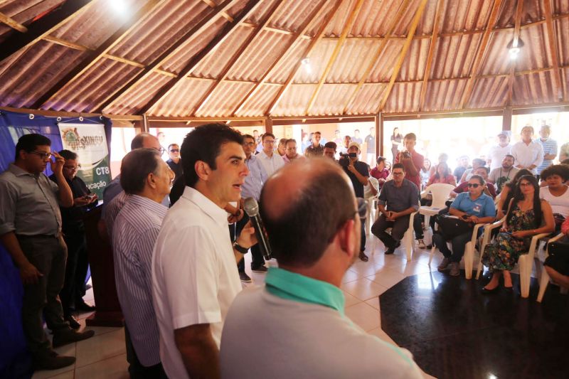 O governador do Estado, Helder Barbalho, comprometeu-se, nesta quinta-feira (11), a ampliar o número de vagas de nível superior em todas as regiões do Pará, durante a inauguração de um bloco de laboratórios da Universidade do Estado do Pará (Uepa) em Altamira, na região do Xingu. O chefe do Executivo estadual, que está na região por conta da "Caravana por Todo o Pará" - iniciativa inédita que leva uma comitiva formada por secretários de Estado, deputados e gestores de órgãos estaduais às regiões do Xingu e Tapajós -, disse, durante a solenidade, que a impossibilidade de construir espaços físicos por falta de recursos públicos, o que acontece muitas vezes, não pode ser um impeditivo à oferta da educação. Para ele, é preciso avançar com tecnologias que permitam, por exemplo, a implantação de cursos à distância e totalmente digitais nas diferentes regiões. "Precisamos aprender as lições que deram certo na iniciativa privada e essa, certamente, é uma delas", declarou. <div class='credito_fotos'>Foto: Alex Ribeiro / Ag. Pará   |   <a href='/midias/2019/originais/2896_20190711093700_img_4870.jpg' download><i class='fa-solid fa-download'></i> Download</a></div>
