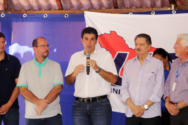 O governador do Estado, Helder Barbalho, comprometeu-se, nesta quinta-feira (11), a ampliar o número de vagas de nível superior em todas as regiões do Pará, durante a inauguração de um bloco de laboratórios da Universidade do Estado do Pará (Uepa) em Altamira, na região do Xingu. O chefe do Executivo estadual, que está na região por conta da "Caravana por Todo o Pará" - iniciativa inédita que leva uma comitiva formada por secretários de Estado, deputados e gestores de órgãos estaduais às regiões do Xingu e Tapajós -, disse, durante a solenidade, que a impossibilidade de construir espaços físicos por falta de recursos públicos, o que acontece muitas vezes, não pode ser um impeditivo à oferta da educação. Para ele, é preciso avançar com tecnologias que permitam, por exemplo, a implantação de cursos à distância e totalmente digitais nas diferentes regiões. "Precisamos aprender as lições que deram certo na iniciativa privada e essa, certamente, é uma delas", declarou. <div class='credito_fotos'>Foto: Alex Ribeiro / Ag. Pará   |   <a href='/midias/2019/originais/2896_20190711094103_img_4909.jpg' download><i class='fa-solid fa-download'></i> Download</a></div>