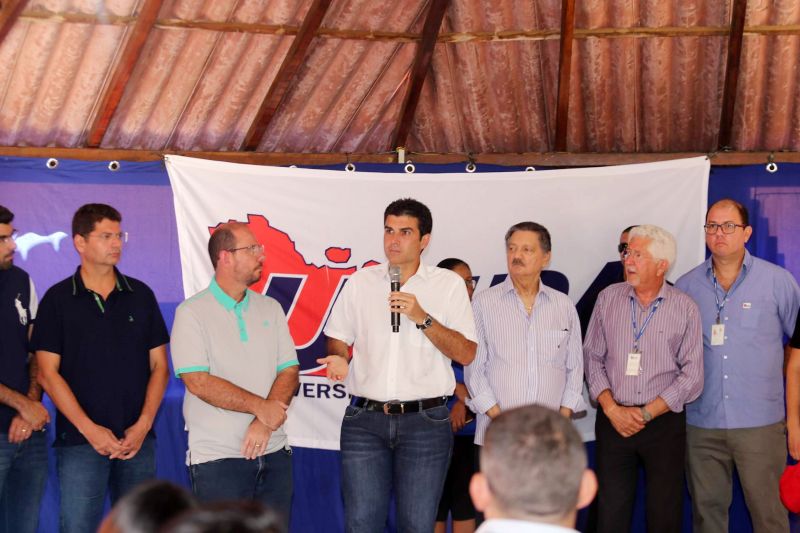 O governador do Estado, Helder Barbalho, comprometeu-se, nesta quinta-feira (11), a ampliar o número de vagas de nível superior em todas as regiões do Pará, durante a inauguração de um bloco de laboratórios da Universidade do Estado do Pará (Uepa) em Altamira, na região do Xingu. O chefe do Executivo estadual, que está na região por conta da "Caravana por Todo o Pará" - iniciativa inédita que leva uma comitiva formada por secretários de Estado, deputados e gestores de órgãos estaduais às regiões do Xingu e Tapajós -, disse, durante a solenidade, que a impossibilidade de construir espaços físicos por falta de recursos públicos, o que acontece muitas vezes, não pode ser um impeditivo à oferta da educação. Para ele, é preciso avançar com tecnologias que permitam, por exemplo, a implantação de cursos à distância e totalmente digitais nas diferentes regiões. "Precisamos aprender as lições que deram certo na iniciativa privada e essa, certamente, é uma delas", declarou. <div class='credito_fotos'>Foto: Alex Ribeiro / Ag. Pará   |   <a href='/midias/2019/originais/2896_20190711094259_img_4920.jpg' download><i class='fa-solid fa-download'></i> Download</a></div>