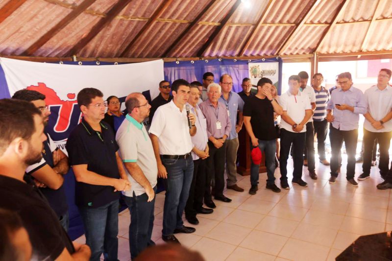 O governador do Estado, Helder Barbalho, comprometeu-se, nesta quinta-feira (11), a ampliar o número de vagas de nível superior em todas as regiões do Pará, durante a inauguração de um bloco de laboratórios da Universidade do Estado do Pará (Uepa) em Altamira, na região do Xingu. O chefe do Executivo estadual, que está na região por conta da "Caravana por Todo o Pará" - iniciativa inédita que leva uma comitiva formada por secretários de Estado, deputados e gestores de órgãos estaduais às regiões do Xingu e Tapajós -, disse, durante a solenidade, que a impossibilidade de construir espaços físicos por falta de recursos públicos, o que acontece muitas vezes, não pode ser um impeditivo à oferta da educação. Para ele, é preciso avançar com tecnologias que permitam, por exemplo, a implantação de cursos à distância e totalmente digitais nas diferentes regiões. "Precisamos aprender as lições que deram certo na iniciativa privada e essa, certamente, é uma delas", declarou. <div class='credito_fotos'>Foto: Alex Ribeiro / Ag. Pará   |   <a href='/midias/2019/originais/2896_20190711094510_img_4927.jpg' download><i class='fa-solid fa-download'></i> Download</a></div>