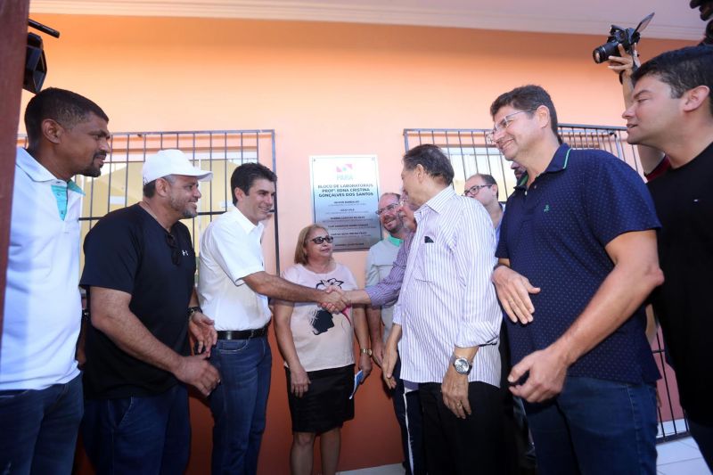 O governador do Estado, Helder Barbalho, comprometeu-se, nesta quinta-feira (11), a ampliar o número de vagas de nível superior em todas as regiões do Pará, durante a inauguração de um bloco de laboratórios da Universidade do Estado do Pará (Uepa) em Altamira, na região do Xingu. O chefe do Executivo estadual, que está na região por conta da "Caravana por Todo o Pará" - iniciativa inédita que leva uma comitiva formada por secretários de Estado, deputados e gestores de órgãos estaduais às regiões do Xingu e Tapajós -, disse, durante a solenidade, que a impossibilidade de construir espaços físicos por falta de recursos públicos, o que acontece muitas vezes, não pode ser um impeditivo à oferta da educação. Para ele, é preciso avançar com tecnologias que permitam, por exemplo, a implantação de cursos à distância e totalmente digitais nas diferentes regiões. "Precisamos aprender as lições que deram certo na iniciativa privada e essa, certamente, é uma delas", declarou. <div class='credito_fotos'>Foto: Alex Ribeiro / Ag. Pará   |   <a href='/midias/2019/originais/2896_20190711094836_img_4966.jpg' download><i class='fa-solid fa-download'></i> Download</a></div>