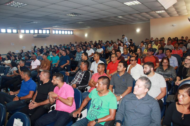 O auditório Paulo Freire, da Universidade do Estado do Pará (Uepa), Campus Telégrafo, em Belém, ficou lotado nesta quarta-feira (10) para mais um círculo de palestras multifocal, promovido pela Fundação de Atendimento Socioeducativo do Pará (Fasepa). O encontro é parte de um conjunto de ações estratégicas desenvolvido pela Fundação, com o objetivo de produzir conhecimento, qualificação e formações continuadas aos servidores na área técnica, administrativa, logística e operacional. <div class='credito_fotos'>Foto: Alberto Passos / Ascom Fasepa   |   <a href='/midias/2019/originais/2897_publico2.jpg' download><i class='fa-solid fa-download'></i> Download</a></div>