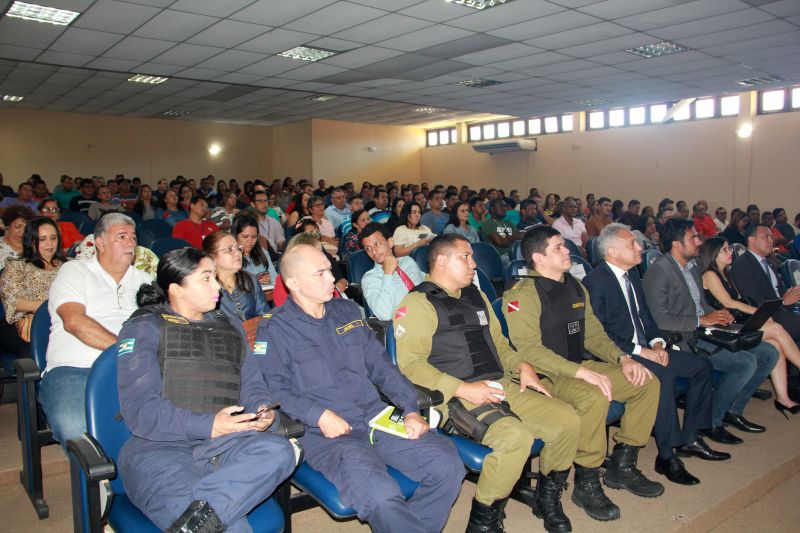 O auditório Paulo Freire, da Universidade do Estado do Pará (Uepa), Campus Telégrafo, em Belém, ficou lotado nesta quarta-feira (10) para mais um círculo de palestras multifocal, promovido pela Fundação de Atendimento Socioeducativo do Pará (Fasepa). O encontro é parte de um conjunto de ações estratégicas desenvolvido pela Fundação, com o objetivo de produzir conhecimento, qualificação e formações continuadas aos servidores na área técnica, administrativa, logística e operacional. <div class='credito_fotos'>Foto: Alberto Passos / Ascom Fasepa   |   <a href='/midias/2019/originais/2897_publico3.jpg' download><i class='fa-solid fa-download'></i> Download</a></div>