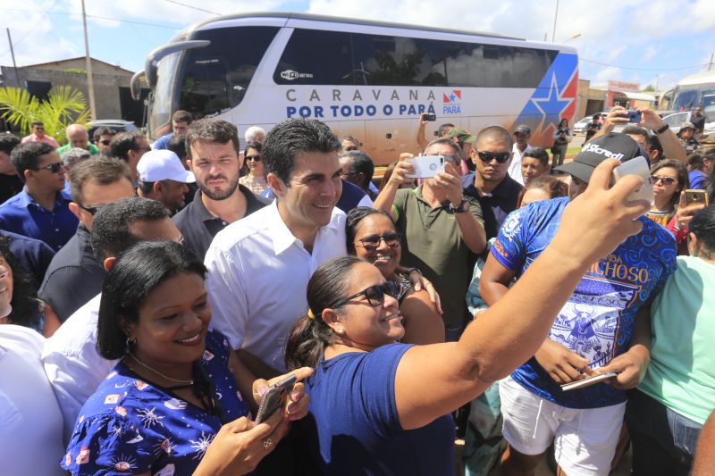 Depois de sair de Altamira, a "Caravana por Todo o Pará" chegou, no final da manhã desta quinta-feira (11), ao município de Vitória de Xingu, onde o governo do Estado entregou mais um Selo Cidade Digital, assinou ordem de serviço para o início dos trabalhos de conservação da PA-415 e inaugurou o escritório local da Empresa de Assistência Técnica e Extensão Rural do Pará (Emater).

FOTO: MARCELO SEABRA / AGÊNCIA PARA
DATA: 11.07.2019
VITÓRIA DO XINGU - PARÁ <div class='credito_fotos'>Foto: Marcelo Seabra / Ag. Pará   |   <a href='/midias/2019/originais/2899_20190711112112__mg_0893.jpg' download><i class='fa-solid fa-download'></i> Download</a></div>