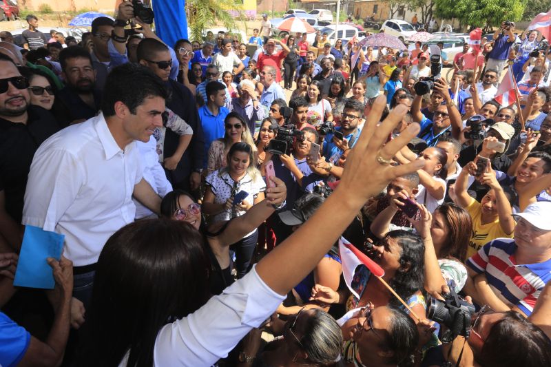 Depois de sair de Altamira, a "Caravana por Todo o Pará" chegou, no final da manhã desta quinta-feira (11), ao município de Vitória de Xingu, onde o governo do Estado entregou mais um Selo Cidade Digital, assinou ordem de serviço para o início dos trabalhos de conservação da PA-415 e inaugurou o escritório local da Empresa de Assistência Técnica e Extensão Rural do Pará (Emater).

FOTO: MARCELO SEABRA / AGÊNCIA PARA
DATA: 11.07.2019
VITÓRIA DO XINGU - PARÁ <div class='credito_fotos'>Foto: Marcelo Seabra / Ag. Pará   |   <a href='/midias/2019/originais/2899_20190711112451__mg_0988.jpg' download><i class='fa-solid fa-download'></i> Download</a></div>