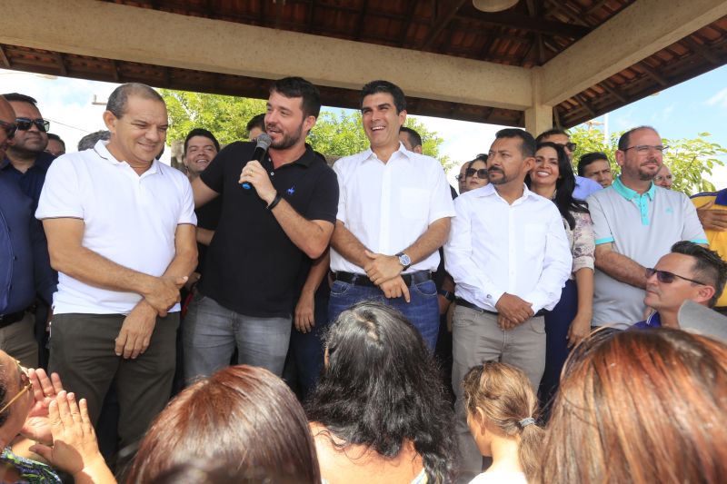 Depois de sair de Altamira, a "Caravana por Todo o Pará" chegou, no final da manhã desta quinta-feira (11), ao município de Vitória de Xingu, onde o governo do Estado entregou mais um Selo Cidade Digital, assinou ordem de serviço para o início dos trabalhos de conservação da PA-415 e inaugurou o escritório local da Empresa de Assistência Técnica e Extensão Rural do Pará (Emater).

FOTO: MARCELO SEABRA / AGÊNCIA PARA
DATA: 11.07.2019
VITÓRIA DO XINGU - PARÁ <div class='credito_fotos'>Foto: Marcelo Seabra / Ag. Pará   |   <a href='/midias/2019/originais/2899_20190711113710__mg_1051.jpg' download><i class='fa-solid fa-download'></i> Download</a></div>