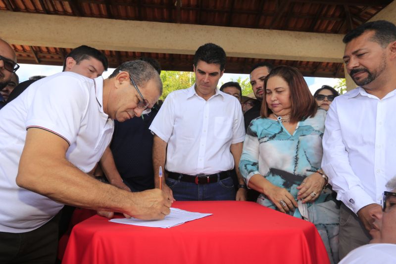 Depois de sair de Altamira, a "Caravana por Todo o Pará" chegou, no final da manhã desta quinta-feira (11), ao município de Vitória de Xingu, onde o governo do Estado entregou mais um Selo Cidade Digital, assinou ordem de serviço para o início dos trabalhos de conservação da PA-415 e inaugurou o escritório local da Empresa de Assistência Técnica e Extensão Rural do Pará (Emater).

FOTO: MARCELO SEABRA / AGÊNCIA PARA
DATA: 11.07.2019
VITÓRIA DO XINGU - PARÁ <div class='credito_fotos'>Foto: Marcelo Seabra / Ag. Pará   |   <a href='/midias/2019/originais/2899_20190711114331__mg_1064.jpg' download><i class='fa-solid fa-download'></i> Download</a></div>