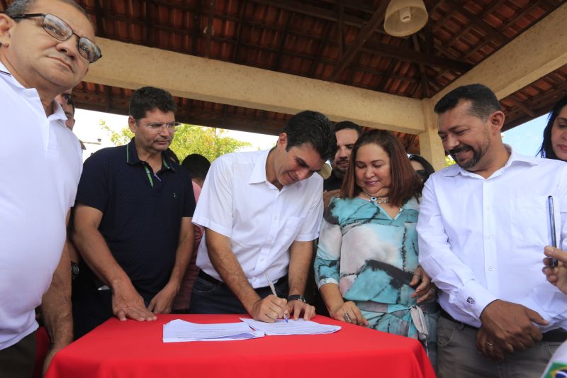 Depois de sair de Altamira, a "Caravana por Todo o Pará" chegou, no final da manhã desta quinta-feira (11), ao município de Vitória de Xingu, onde o governo do Estado entregou mais um Selo Cidade Digital, assinou ordem de serviço para o início dos trabalhos de conservação da PA-415 e inaugurou o escritório local da Empresa de Assistência Técnica e Extensão Rural do Pará (Emater).

FOTO: MARCELO SEABRA / AGÊNCIA PARA
DATA: 11.07.2019
VITÓRIA DO XINGU - PARÁ <div class='credito_fotos'>Foto: Marcelo Seabra / Ag. Pará   |   <a href='/midias/2019/originais/2899_20190711114411__mg_1084.jpg' download><i class='fa-solid fa-download'></i> Download</a></div>