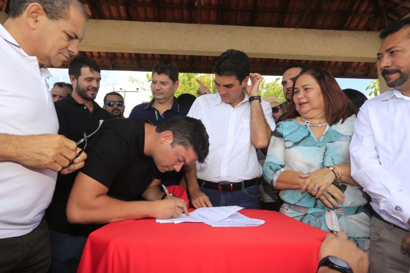 Depois de sair de Altamira, a "Caravana por Todo o Pará" chegou, no final da manhã desta quinta-feira (11), ao município de Vitória de Xingu, onde o governo do Estado entregou mais um Selo Cidade Digital, assinou ordem de serviço para o início dos trabalhos de conservação da PA-415 e inaugurou o escritório local da Empresa de Assistência Técnica e Extensão Rural do Pará (Emater).

FOTO: MARCELO SEABRA / AGÊNCIA PARA
DATA: 11.07.2019
VITÓRIA DO XINGU - PARÁ <div class='credito_fotos'>Foto: Marcelo Seabra / Ag. Pará   |   <a href='/midias/2019/originais/2899_20190711114419__mg_1088.jpg' download><i class='fa-solid fa-download'></i> Download</a></div>