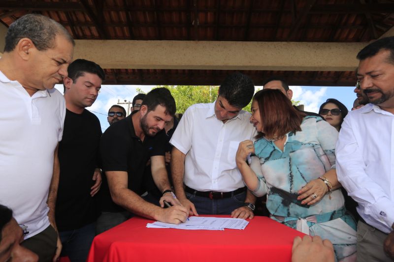 Depois de sair de Altamira, a "Caravana por Todo o Pará" chegou, no final da manhã desta quinta-feira (11), ao município de Vitória de Xingu, onde o governo do Estado entregou mais um Selo Cidade Digital, assinou ordem de serviço para o início dos trabalhos de conservação da PA-415 e inaugurou o escritório local da Empresa de Assistência Técnica e Extensão Rural do Pará (Emater).

FOTO: MARCELO SEABRA / AGÊNCIA PARA
DATA: 11.07.2019
VITÓRIA DO XINGU - PARÁ <div class='credito_fotos'>Foto: Marcelo Seabra / Ag. Pará   |   <a href='/midias/2019/originais/2899_20190711114439__mg_1093.jpg' download><i class='fa-solid fa-download'></i> Download</a></div>