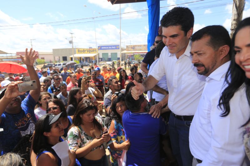 Depois de sair de Altamira, a "Caravana por Todo o Pará" chegou, no final da manhã desta quinta-feira (11), ao município de Vitória de Xingu, onde o governo do Estado entregou mais um Selo Cidade Digital, assinou ordem de serviço para o início dos trabalhos de conservação da PA-415 e inaugurou o escritório local da Empresa de Assistência Técnica e Extensão Rural do Pará (Emater).

FOTO: MARCELO SEABRA / AGÊNCIA PARA
DATA: 11.07.2019
VITÓRIA DO XINGU - PARÁ <div class='credito_fotos'>Foto: Marcelo Seabra / Ag. Pará   |   <a href='/midias/2019/originais/2899_20190711120352__mg_1260.jpg' download><i class='fa-solid fa-download'></i> Download</a></div>