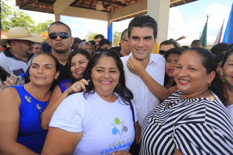 Depois de sair de Altamira, a "Caravana por Todo o Pará" chegou, no final da manhã desta quinta-feira (11), ao município de Vitória de Xingu, onde o governo do Estado entregou mais um Selo Cidade Digital, assinou ordem de serviço para o início dos trabalhos de conservação da PA-415 e inaugurou o escritório local da Empresa de Assistência Técnica e Extensão Rural do Pará (Emater).

FOTO: MARCELO SEABRA / AGÊNCIA PARA
DATA: 11.07.2019
VITÓRIA DO XINGU - PARÁ <div class='credito_fotos'>Foto: Marcelo Seabra / Ag. Pará   |   <a href='/midias/2019/originais/2899_20190711120953__mg_1282.jpg' download><i class='fa-solid fa-download'></i> Download</a></div>