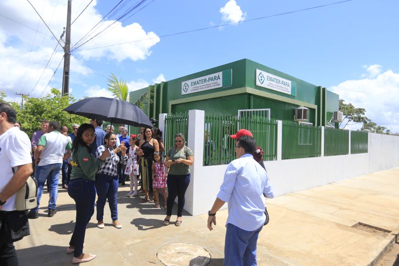 Depois de sair de Altamira, a "Caravana por Todo o Pará" chegou, no final da manhã desta quinta-feira (11), ao município de Vitória de Xingu, onde o governo do Estado entregou mais um Selo Cidade Digital, assinou ordem de serviço para o início dos trabalhos de conservação da PA-415 e inaugurou o escritório local da Empresa de Assistência Técnica e Extensão Rural do Pará (Emater).

FOTO: MARCELO SEABRA / AGÊNCIA PARA
DATA: 11.07.2019
VITÓRIA DO XINGU - PARÁ <div class='credito_fotos'>Foto: Marcelo Seabra / Ag. Pará   |   <a href='/midias/2019/originais/2899_20190711121823__mg_1312.jpg' download><i class='fa-solid fa-download'></i> Download</a></div>