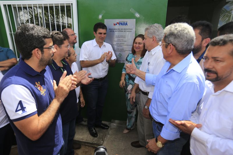 Depois de sair de Altamira, a "Caravana por Todo o Pará" chegou, no final da manhã desta quinta-feira (11), ao município de Vitória de Xingu, onde o governo do Estado entregou mais um Selo Cidade Digital, assinou ordem de serviço para o início dos trabalhos de conservação da PA-415 e inaugurou o escritório local da Empresa de Assistência Técnica e Extensão Rural do Pará (Emater).

FOTO: MARCELO SEABRA / AGÊNCIA PARA
DATA: 11.07.2019
VITÓRIA DO XINGU - PARÁ <div class='credito_fotos'>Foto: Marcelo Seabra / Ag. Pará   |   <a href='/midias/2019/originais/2899_20190711122157__mg_1355.jpg' download><i class='fa-solid fa-download'></i> Download</a></div>