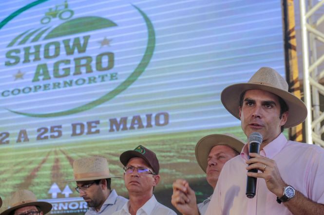 Os moradores de Paragominas contam agora com um núcleo regional da Secretaria de Estado de Justiça e Direitos Humanos (Sejudh), para emissão gratuita das Carteiras de Identidade e Trabalho. O Polo que foi inaugurado nesta sexta-feira (24), contou com a presença do Governador do Estado do Pará, Helder Barbalho, do Prefeito municipal de Paragominas, Paulo Tocantins e diversas autoridades estaduais e municipais. Ainda no município, o chefe do poder executivo visitou a feira de agronegócios Show Agro.

FOTO: MARCO SANTOS / AGÊNCIA PARÁ
DATA: 24.05.2019
PARAGOMINAS - PARÁ <div class='credito_fotos'>Foto: Marco Santos / Ag. Pará   |   <a href='/midias/2019/originais/28adc56b-1d4d-4973-aa09-5ff0849e7f60.jpg' download><i class='fa-solid fa-download'></i> Download</a></div>