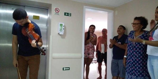 O Grupo de Trabalho de Humanização (GTH) do Hospital Jean Bitar (HJB), em Belém, antecipou a Páscoa para colaboradores, usuários, acompanhantes e visitantes, ao surpreender a todos que circulavam no ambiente, durante todo o dia de ontem (18), com apresentação musical do violonista Mauro Coutinho, na área de Recepção. <div class='credito_fotos'>Foto: ASCOM HJB   |   <a href='/midias/2019/originais/28aeafd5-a29d-4a7e-ac99-0a9bdbb0fc09.jpg' download><i class='fa-solid fa-download'></i> Download</a></div>