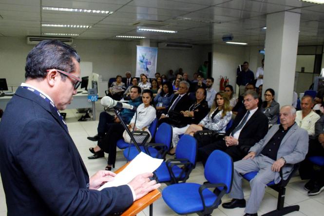 O secretário da Fazenda, René Sousa, empossou na tarde desta segunda-feira, (14), o coordenador da unidade regional de Belém, o auditor fiscal de receitas estaduais Mário Neves. Ele também visitou as unidades que funcionam no prédio da Central de Serviços da Sefa, na Gentil Bittencourt. A Coordenação de Belém é a maior unidade em número de contribuintes de impostos estaduais.

FOTO: ADRIANO NASCIMENTO/ASCOM SEFA
DATA: 15.01.2019
BELÉM - PARÁ <div class='credito_fotos'>Foto: Ascom Sefa   |   <a href='/midias/2019/originais/28b8b4d7-d94a-424b-8b0b-7722ce1b5723.jpg' download><i class='fa-solid fa-download'></i> Download</a></div>