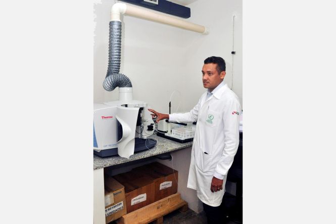 O Laboratório Central do Estado (Lacen-PA) vai analisar amostras de peixes da Cidade de Aracruz-ES, para verificar se estão ou não contaminados com mercúrio, arsênio, cádmio e chumbo, como consequência, ainda, do rompimento da barragem da mineradora Samarco, no Distrito de Mariana, em Minas Gerais, ocorrido em novembro de 2015. A demanda é do Ministério Público do Espírito Santo e o Lacen-PA está aguardando a chegada das amostras para a análise.
Equipamento ICP-MS utilizado para analisar alumínio em água de hemodiálise

FOTO: JOSÉ PANTOJA / ASCOM SESPA
DATA: 10.05.2019
BELÉM - PARÁ <div class='credito_fotos'>Foto: José Pantoja / Ascom Sespa   |   <a href='/midias/2019/originais/28c93d0a-8c9f-4bdc-aa86-df10a8d78e45.jpg' download><i class='fa-solid fa-download'></i> Download</a></div>