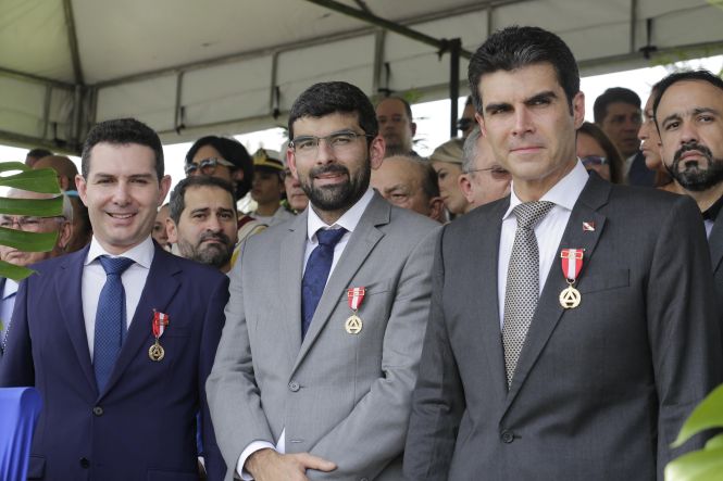 O patrono das Polícias Militares do Brasil, o alferes Joaquim José da Silva Xavier, o Tiradentes, foi homenageado na manhã desta segunda-feira (22), em Belém, em solenidade realizada na sede do Comando-Geral da Polícia Militar, localizado na Rodovia Augusto Montenegro. Presidindo a cerimônia, o governador do Estado, Helder Zaluth Barbalho, parabenizou os 569 policiais militares promovidos em 21 de Abril, e ressaltou os números alcançados nos três primeiros meses do ano, destacando como fator decisivo o esforço dos policiais militares e dos demais órgãos que integram o Sistema de Segurança Pública do Estado.

FOTO: MARCO SANTOS / AGÊNCIA PARÁ
DATA: 22.04.2019
BELÉM - PARÁ <div class='credito_fotos'>Foto: Marco Santos / Ag. Pará   |   <a href='/midias/2019/originais/28e525c6-5970-4c44-a382-7bd172440078.jpg' download><i class='fa-solid fa-download'></i> Download</a></div>