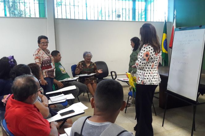 A artesã e técnica cultural Maria Luísa Nunes, de 61 anos, nunca imaginou que a arte de customizar roupas com remendos, que aprendeu ainda na infância com a sua avó, a levaria tão longe: do Quilombo Boca da Mata, no município de Salvaterra, região da Ilha do Marajó, para o maior evento de moda do país e o mais importante da América Latina: o São Paulo Fashion Week (SPFW). Ela foi convidada, pela organização do evento, para participar de um bate-papo e compartilhar a sua experiência e processo de criação de camisas customizadas por ela, com representação da mulher negra.

FOTO: IDEFLOR - BIO / DIVULGAÇÃO
DATA: 09.05.2019
SÃO PAULO - SP <div class='credito_fotos'>Foto: Ascom Ideflor-Bio   |   <a href='/midias/2019/originais/28fc4f5f-a1da-4330-bb3f-b265eee73e93.jpg' download><i class='fa-solid fa-download'></i> Download</a></div>