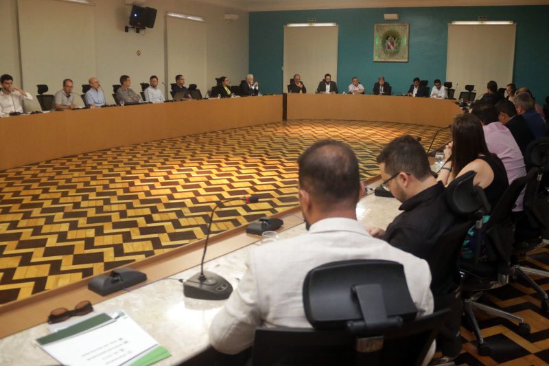 O Estado como aliado na busca da gestão florestal sustentável, e não como um criador de obstáculos. Essa foi a mensagem repassada pelo chefe da Casa Civil, Parsifal Pontes, na primeira reunião com representantes do setor para a criação de um grupo que irá discutir propostas focadas na geração de emprego e renda e situação ambiental viável dentro da legalidade. A audiência foi realizada na tarde desta quinta (11), no Palácio do Governo.

FOTO: BRUNO CECIM / AGÊNCIA PARÁ
DATA: 11.07.2019
BELÉM - PARÁ

 <div class='credito_fotos'>Foto: Bruno Cecim / Ag.Pará   |   <a href='/midias/2019/originais/2902_img_2718.jpg' download><i class='fa-solid fa-download'></i> Download</a></div>