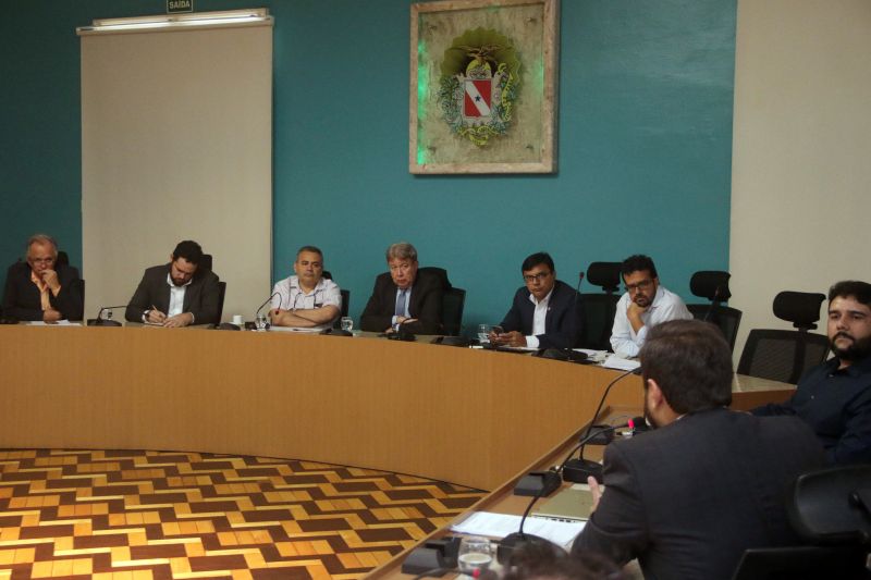 O Estado como aliado na busca da gestão florestal sustentável, e não como um criador de obstáculos. Essa foi a mensagem repassada pelo chefe da Casa Civil, Parsifal Pontes, na primeira reunião com representantes do setor para a criação de um grupo que irá discutir propostas focadas na geração de emprego e renda e situação ambiental viável dentro da legalidade. A audiência foi realizada na tarde desta quinta (11), no Palácio do Governo.

FOTO: BRUNO CECIM / AGÊNCIA PARÁ
DATA: 11.07.2019
BELÉM - PARÁ

 <div class='credito_fotos'>Foto: Bruno Cecim / Ag.Pará   |   <a href='/midias/2019/originais/2902_img_2719.jpg' download><i class='fa-solid fa-download'></i> Download</a></div>