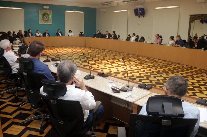 O Estado como aliado na busca da gestão florestal sustentável, e não como um criador de obstáculos. Essa foi a mensagem repassada pelo chefe da Casa Civil, Parsifal Pontes, na primeira reunião com representantes do setor para a criação de um grupo que irá discutir propostas focadas na geração de emprego e renda e situação ambiental viável dentro da legalidade. A audiência foi realizada na tarde desta quinta (11), no Palácio do Governo.

FOTO: BRUNO CECIM / AGÊNCIA PARÁ
DATA: 11.07.2019
BELÉM - PARÁ

 <div class='credito_fotos'>Foto: Bruno Cecim / Ag.Pará   |   <a href='/midias/2019/originais/2902_img_2722.jpg' download><i class='fa-solid fa-download'></i> Download</a></div>