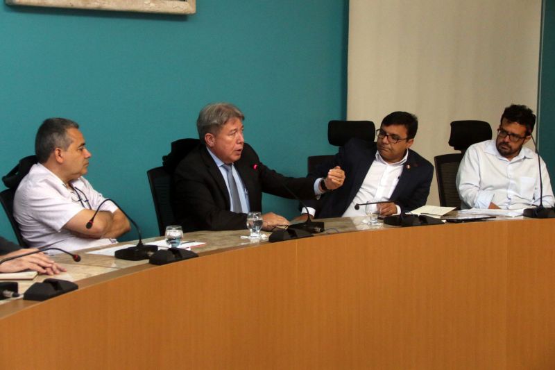 O Estado como aliado na busca da gestão florestal sustentável, e não como um criador de obstáculos. Essa foi a mensagem repassada pelo chefe da Casa Civil, Parsifal Pontes, na primeira reunião com representantes do setor para a criação de um grupo que irá discutir propostas focadas na geração de emprego e renda e situação ambiental viável dentro da legalidade. A audiência foi realizada na tarde desta quinta (11), no Palácio do Governo.

FOTO: BRUNO CECIM / AGÊNCIA PARÁ
DATA: 11.07.2019
BELÉM - PARÁ

 <div class='credito_fotos'>Foto: Bruno Cecim / Ag.Pará   |   <a href='/midias/2019/originais/2902_img_2729.jpg' download><i class='fa-solid fa-download'></i> Download</a></div>