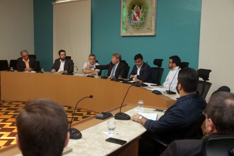 O Estado como aliado na busca da gestão florestal sustentável, e não como um criador de obstáculos. Essa foi a mensagem repassada pelo chefe da Casa Civil, Parsifal Pontes, na primeira reunião com representantes do setor para a criação de um grupo que irá discutir propostas focadas na geração de emprego e renda e situação ambiental viável dentro da legalidade. A audiência foi realizada na tarde desta quinta (11), no Palácio do Governo.

FOTO: BRUNO CECIM / AGÊNCIA PARÁ
DATA: 11.07.2019
BELÉM - PARÁ

 <div class='credito_fotos'>Foto: Bruno Cecim / Ag.Pará   |   <a href='/midias/2019/originais/2902_img_2732.jpg' download><i class='fa-solid fa-download'></i> Download</a></div>