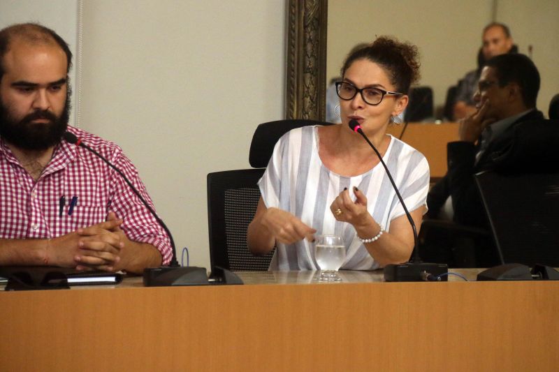 O Estado como aliado na busca da gestão florestal sustentável, e não como um criador de obstáculos. Essa foi a mensagem repassada pelo chefe da Casa Civil, Parsifal Pontes, na primeira reunião com representantes do setor para a criação de um grupo que irá discutir propostas focadas na geração de emprego e renda e situação ambiental viável dentro da legalidade. A audiência foi realizada na tarde desta quinta (11), no Palácio do Governo.

FOTO: BRUNO CECIM / AGÊNCIA PARÁ
DATA: 11.07.2019
BELÉM - PARÁ

 <div class='credito_fotos'>Foto: Bruno Cecim / Ag.Pará   |   <a href='/midias/2019/originais/2902_img_2742.jpg' download><i class='fa-solid fa-download'></i> Download</a></div>