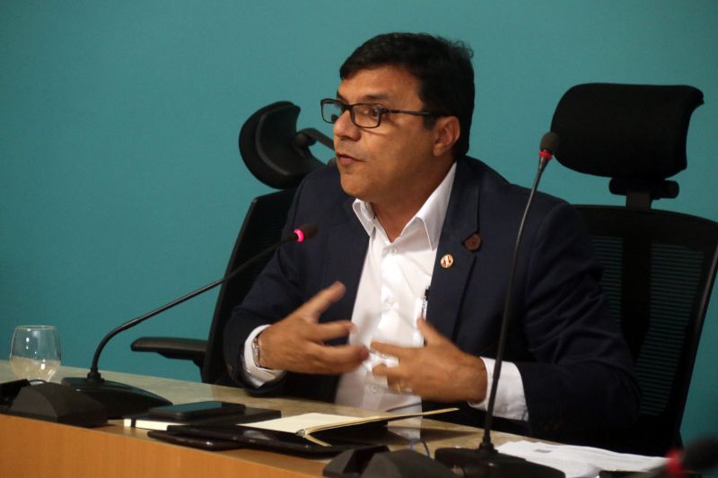 O Estado como aliado na busca da gestão florestal sustentável, e não como um criador de obstáculos. Essa foi a mensagem repassada pelo chefe da Casa Civil, Parsifal Pontes, na primeira reunião com representantes do setor para a criação de um grupo que irá discutir propostas focadas na geração de emprego e renda e situação ambiental viável dentro da legalidade. A audiência foi realizada na tarde desta quinta (11), no Palácio do Governo.

FOTO: BRUNO CECIM / AGÊNCIA PARÁ
DATA: 11.07.2019
BELÉM - PARÁ

 <div class='credito_fotos'>Foto: Bruno Cecim / Ag.Pará   |   <a href='/midias/2019/originais/2902_img_2750.jpg' download><i class='fa-solid fa-download'></i> Download</a></div>