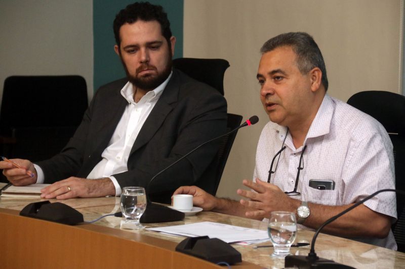 O Estado como aliado na busca da gestão florestal sustentável, e não como um criador de obstáculos. Essa foi a mensagem repassada pelo chefe da Casa Civil, Parsifal Pontes, na primeira reunião com representantes do setor para a criação de um grupo que irá discutir propostas focadas na geração de emprego e renda e situação ambiental viável dentro da legalidade. A audiência foi realizada na tarde desta quinta (11), no Palácio do Governo.

FOTO: BRUNO CECIM / AGÊNCIA PARÁ
DATA: 11.07.2019
BELÉM - PARÁ

 <div class='credito_fotos'>Foto: Bruno Cecim / Ag.Pará   |   <a href='/midias/2019/originais/2902_img_2779.jpg' download><i class='fa-solid fa-download'></i> Download</a></div>