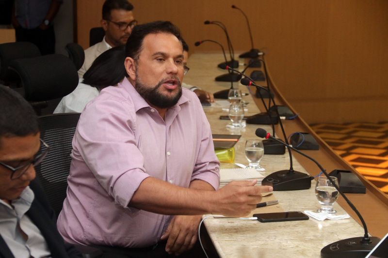 O Estado como aliado na busca da gestão florestal sustentável, e não como um criador de obstáculos. Essa foi a mensagem repassada pelo chefe da Casa Civil, Parsifal Pontes, na primeira reunião com representantes do setor para a criação de um grupo que irá discutir propostas focadas na geração de emprego e renda e situação ambiental viável dentro da legalidade. A audiência foi realizada na tarde desta quinta (11), no Palácio do Governo.

FOTO: BRUNO CECIM / AGÊNCIA PARÁ
DATA: 11.07.2019
BELÉM - PARÁ

 <div class='credito_fotos'>Foto: Bruno Cecim / Ag.Pará   |   <a href='/midias/2019/originais/2902_img_2786.jpg' download><i class='fa-solid fa-download'></i> Download</a></div>