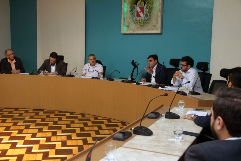 O Estado como aliado na busca da gestão florestal sustentável, e não como um criador de obstáculos. Essa foi a mensagem repassada pelo chefe da Casa Civil, Parsifal Pontes, na primeira reunião com representantes do setor para a criação de um grupo que irá discutir propostas focadas na geração de emprego e renda e situação ambiental viável dentro da legalidade. A audiência foi realizada na tarde desta quinta (11), no Palácio do Governo.

FOTO: BRUNO CECIM / AGÊNCIA PARÁ
DATA: 11.07.2019
BELÉM - PARÁ

 <div class='credito_fotos'>Foto: Bruno Cecim / Ag.Pará   |   <a href='/midias/2019/originais/2902_img_2789.jpg' download><i class='fa-solid fa-download'></i> Download</a></div>