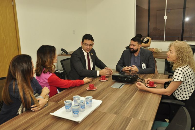 Na manhã desta quinta-feira (11) membros do Grupo de Trabalho e Estudos de Ações Relacionadas ao Transtorno do Espectro Autista, criado em junho passado pelo governador Helder Barbalho, conheceram as estruturas do Centro Integrado de Inclusão e Reabilitação (CIIR), do Governo do Estado do Pará, que oferece, em um único complexo, atendimento para pessoas com deficiência física, mental, intelectual, auditiva e visual para todas as faixas etárias, destinadas 100% aos usuários do Sistema Único de Saúde (SUS).

 <div class='credito_fotos'>Foto: José Pantoja / Ascom Sespa   |   <a href='/midias/2019/originais/2903_ciircontandohistorias007.jpg' download><i class='fa-solid fa-download'></i> Download</a></div>