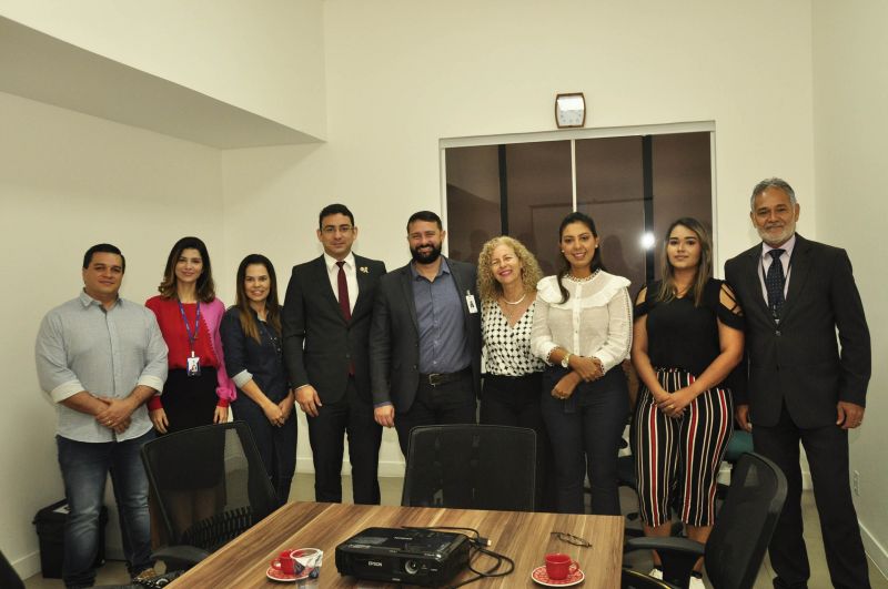 Na manhã desta quinta-feira (11) membros do Grupo de Trabalho e Estudos de Ações Relacionadas ao Transtorno do Espectro Autista, criado em junho passado pelo governador Helder Barbalho, conheceram as estruturas do Centro Integrado de Inclusão e Reabilitação (CIIR), do Governo do Estado do Pará, que oferece, em um único complexo, atendimento para pessoas com deficiência física, mental, intelectual, auditiva e visual para todas as faixas etárias, destinadas 100% aos usuários do Sistema Único de Saúde (SUS).

 <div class='credito_fotos'>Foto: José Pantoja / Ascom Sespa   |   <a href='/midias/2019/originais/2903_ciircontandohistorias011.jpg' download><i class='fa-solid fa-download'></i> Download</a></div>