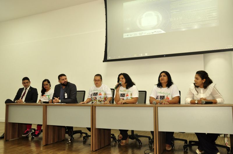 Na manhã desta quinta-feira (11) membros do Grupo de Trabalho e Estudos de Ações Relacionadas ao Transtorno do Espectro Autista, criado em junho passado pelo governador Helder Barbalho, conheceram as estruturas do Centro Integrado de Inclusão e Reabilitação (CIIR), do Governo do Estado do Pará, que oferece, em um único complexo, atendimento para pessoas com deficiência física, mental, intelectual, auditiva e visual para todas as faixas etárias, destinadas 100% aos usuários do Sistema Único de Saúde (SUS).

 <div class='credito_fotos'>Foto: José Pantoja / Ascom Sespa   |   <a href='/midias/2019/originais/2903_ciircontandohistorias028.jpg' download><i class='fa-solid fa-download'></i> Download</a></div>