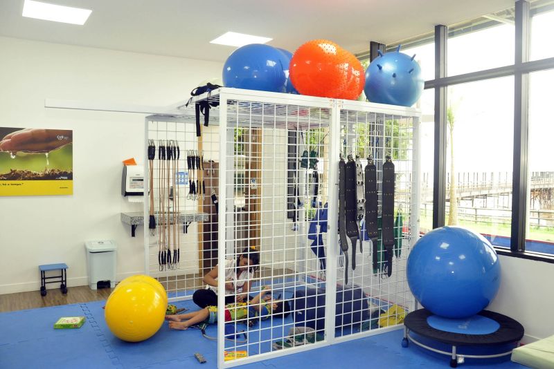 Na manhã desta quinta-feira (11) membros do Grupo de Trabalho e Estudos de Ações Relacionadas ao Transtorno do Espectro Autista, criado em junho passado pelo governador Helder Barbalho, conheceram as estruturas do Centro Integrado de Inclusão e Reabilitação (CIIR), do Governo do Estado do Pará, que oferece, em um único complexo, atendimento para pessoas com deficiência física, mental, intelectual, auditiva e visual para todas as faixas etárias, destinadas 100% aos usuários do Sistema Único de Saúde (SUS).

 <div class='credito_fotos'>Foto: José Pantoja / Ascom Sespa   |   <a href='/midias/2019/originais/2903_ciircontandohistorias053.jpg' download><i class='fa-solid fa-download'></i> Download</a></div>