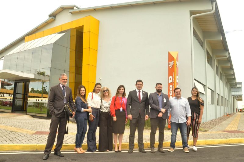 Na manhã desta quinta-feira (11) membros do Grupo de Trabalho e Estudos de Ações Relacionadas ao Transtorno do Espectro Autista, criado em junho passado pelo governador Helder Barbalho, conheceram as estruturas do Centro Integrado de Inclusão e Reabilitação (CIIR), do Governo do Estado do Pará, que oferece, em um único complexo, atendimento para pessoas com deficiência física, mental, intelectual, auditiva e visual para todas as faixas etárias, destinadas 100% aos usuários do Sistema Único de Saúde (SUS).

 <div class='credito_fotos'>Foto: José Pantoja / Ascom Sespa   |   <a href='/midias/2019/originais/2903_ciircontandohistorias072.jpg' download><i class='fa-solid fa-download'></i> Download</a></div>