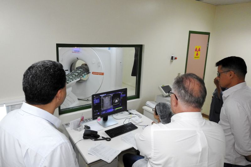 O compromisso de ampliar o Hospital Regional Público da Transamazônica (HRPT), em Altamira, anunciado pelo governador Helder Barbalho na quarta-feira (10), durante a agenda de trabalho da "Caravana por Todo o Pará" no oeste do Estado, foi ratificado pelo secretário de Estado de Saúde Pública, Alberto Beltrame, durante a visita às instalações da unidade de saúde na manhã desta quinta-feira (11), junto com uma comitiva de técnicos e especialistas. A ampliação do hospital, da Secretaria de Estado de Saúde Pública (Sespa), visa desafogar a demanda sobre as unidades municipais e melhorar a qualidade do atendimento oferecido à população. <div class='credito_fotos'>Foto: Leonardo Nunes / Divulgação   |   <a href='/midias/2019/originais/2907_dscn6106.jpg' download><i class='fa-solid fa-download'></i> Download</a></div>