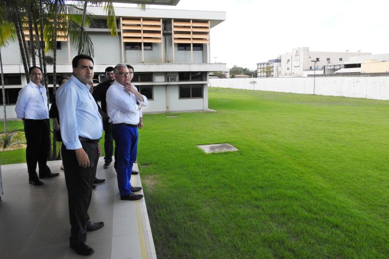 O compromisso de ampliar o Hospital Regional Público da Transamazônica (HRPT), em Altamira, anunciado pelo governador Helder Barbalho na quarta-feira (10), durante a agenda de trabalho da "Caravana por Todo o Pará" no oeste do Estado, foi ratificado pelo secretário de Estado de Saúde Pública, Alberto Beltrame, durante a visita às instalações da unidade de saúde na manhã desta quinta-feira (11), junto com uma comitiva de técnicos e especialistas. A ampliação do hospital, da Secretaria de Estado de Saúde Pública (Sespa), visa desafogar a demanda sobre as unidades municipais e melhorar a qualidade do atendimento oferecido à população. <div class='credito_fotos'>Foto: Leonardo Nunes / Divulgação   |   <a href='/midias/2019/originais/2907_dscn6168.jpg' download><i class='fa-solid fa-download'></i> Download</a></div>