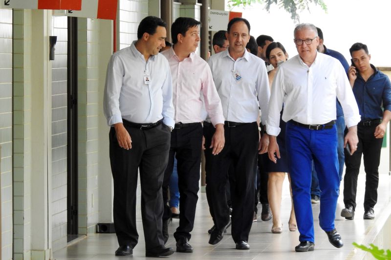 O compromisso de ampliar o Hospital Regional Público da Transamazônica (HRPT), em Altamira, anunciado pelo governador Helder Barbalho na quarta-feira (10), durante a agenda de trabalho da "Caravana por Todo o Pará" no oeste do Estado, foi ratificado pelo secretário de Estado de Saúde Pública, Alberto Beltrame, durante a visita às instalações da unidade de saúde na manhã desta quinta-feira (11), junto com uma comitiva de técnicos e especialistas. A ampliação do hospital, da Secretaria de Estado de Saúde Pública (Sespa), visa desafogar a demanda sobre as unidades municipais e melhorar a qualidade do atendimento oferecido à população. <div class='credito_fotos'>Foto: Leonardo Nunes / Divulgação   |   <a href='/midias/2019/originais/2907_dscn6172.jpg' download><i class='fa-solid fa-download'></i> Download</a></div>