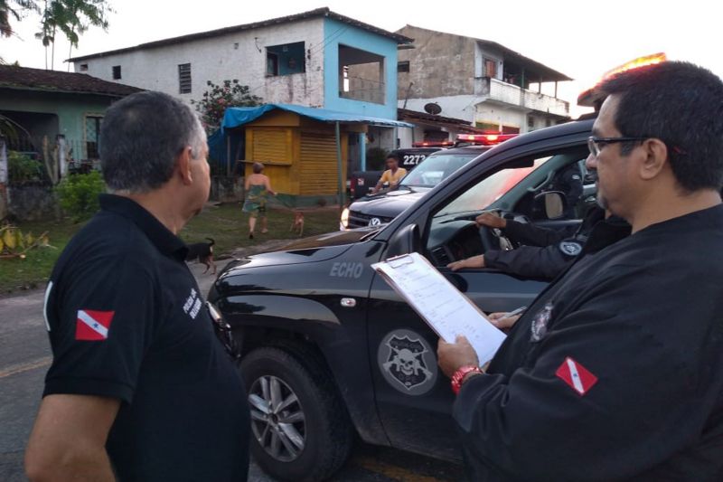 As forças de segurança pública deram início, nesta sexta-feira (12), a intensificação das ações de policiamento no bairro de Nova União, em Marituba, região metropolitana de Belém. A área é a terceira região da RMB abrangida pelas ações dentro do Projeto Territórios Pela Paz (TerPaz), do Governo do Estado. Ao longo dos próximos dias, o bairro de Nova União e adjacências irão contar com maior presença policial, com intensificação de rondas nas ruas, cumprimento de mandados de prisão, apuração de denúncias de crimes pelo fone 181 (Disque Denúncia), fiscalização de bares, combate a crimes diversos, como tráfico de drogas, roubos e furtos, e atendimentos de casos de violência doméstica e familiar contra a mulher, crianças, adolescentes e idosos. <div class='credito_fotos'>Foto: Ascom / Polícia Civil   |   <a href='/midias/2019/originais/2910_foto2.jpg' download><i class='fa-solid fa-download'></i> Download</a></div>