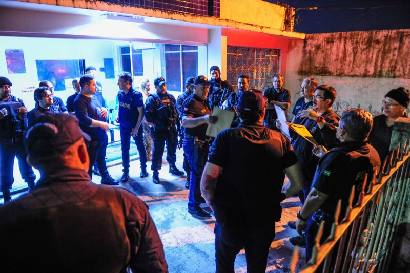 As forças de segurança pública deram início, nesta sexta-feira (12), a intensificação das ações de policiamento no bairro de Nova União, em Marituba, região metropolitana de Belém. A área é a terceira região da RMB abrangida pelas ações dentro do Projeto Territórios Pela Paz (TerPaz), do Governo do Estado. Ao longo dos próximos dias, o bairro de Nova União e adjacências irão contar com maior presença policial, com intensificação de rondas nas ruas, cumprimento de mandados de prisão, apuração de denúncias de crimes pelo fone 181 (Disque Denúncia), fiscalização de bares, combate a crimes diversos, como tráfico de drogas, roubos e furtos, e atendimentos de casos de violência doméstica e familiar contra a mulher, crianças, adolescentes e idosos. <div class='credito_fotos'>Foto: Ascom / Polícia Civil   |   <a href='/midias/2019/originais/2910_whatsappimage2019-07-12at07.54.24.jpg' download><i class='fa-solid fa-download'></i> Download</a></div>