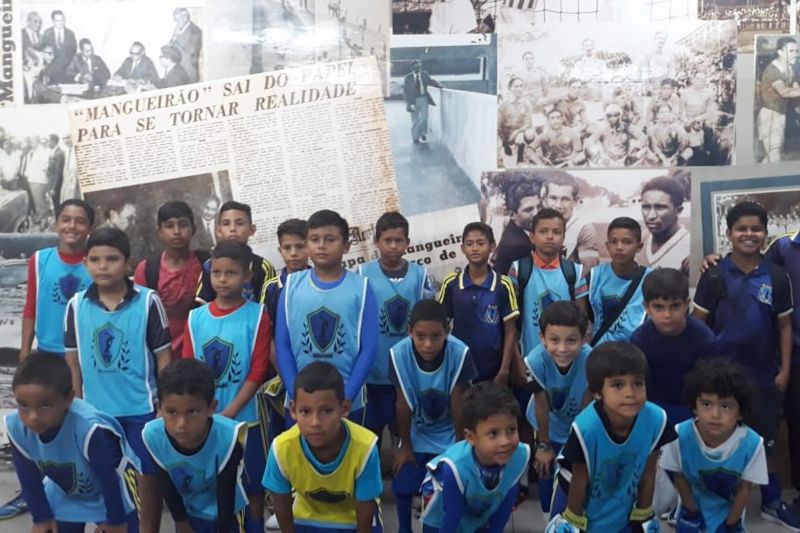 O Estádio Olímpico do Pará/EOP, o Mangueirão, em Belém, recebeu a visita de 46 alunos, com idade entre 6 a 17 anos, da Escola de Futebol Discóbolo's, de Marituba, nesta sexta-feira, 12. A visita foi possível através do Projeto de Extensão "Centro de Visitação", uma iniciativa da Secretaria de Estado de Esporte e Lazer (Seel) com apoio da Universidade Federal do Pará (UFPA), que visa proporcionar ao visitante a experiência de conhecer os locais que ficam restritos em dias de jogos. <div class='credito_fotos'>Foto: ASCOM / SEEL   |   <a href='/midias/2019/originais/2911_foto1.jpg' download><i class='fa-solid fa-download'></i> Download</a></div>